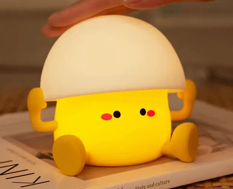 Veilleuse bébé & enfant Yolki Joy en forme d'oeuf main sur la veilleuse