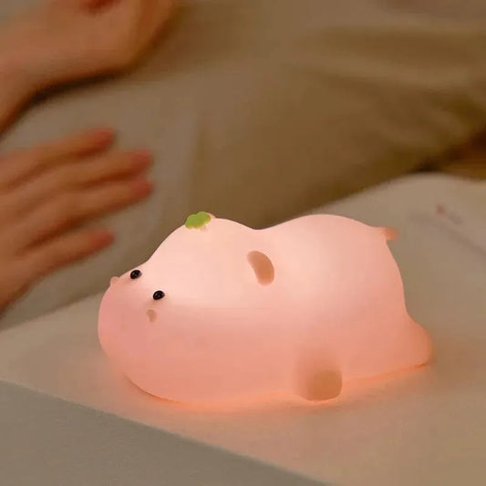 Veilleuse Hippopotame rose sur table de chevet