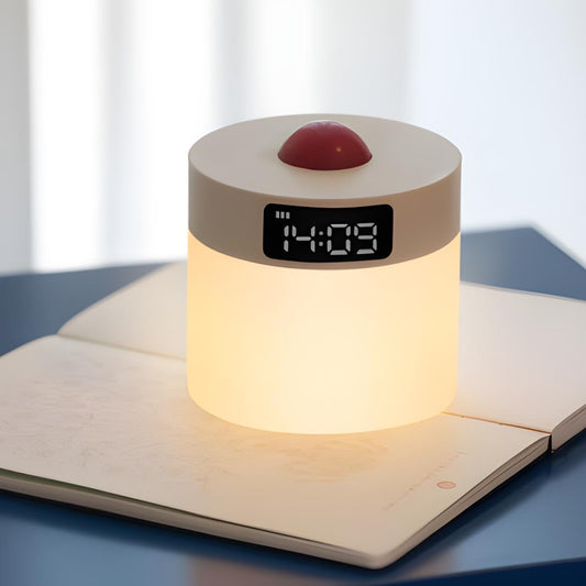 veilleuse horloge avec haut de corps blanc et boule décoration rouge sur carnet et table bleu
