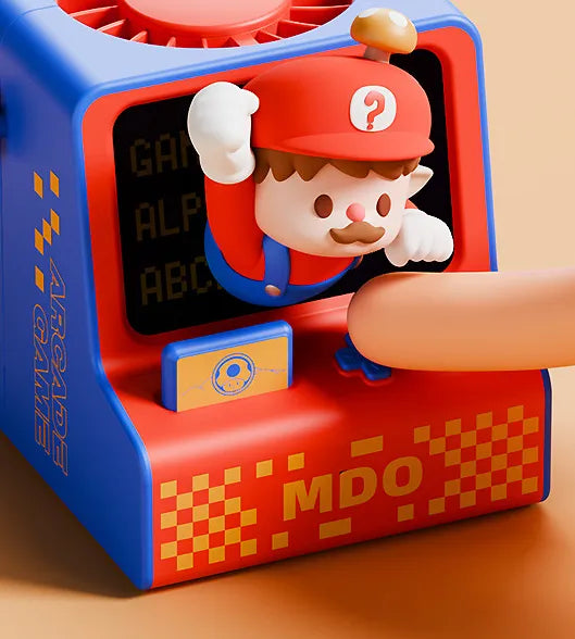 Ventilateur arcade MDO bleu avec figurine Mario, interaction main sur bouton de commande