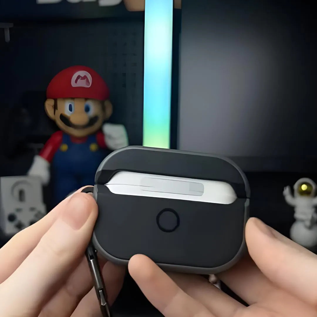 Ouverture arrière de l'étui manette AirPods avec boîtier inséré, vue sur bouton de réinitialisation.
