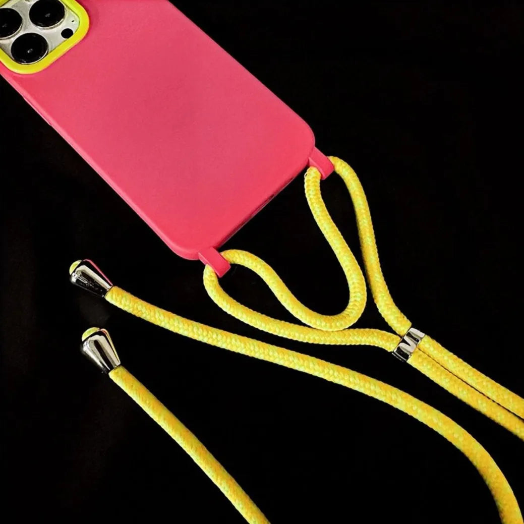 Coque iPhone rose avec contour caméra jaune – vue de face, tenue par le cordon