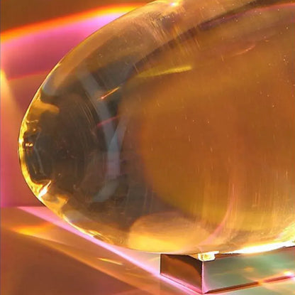 zoom de très près sur lampe italienne à projection couleur arc en ciel