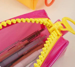 Vue intérieure d’une trousse ouverte – espace de rangement pour stylos et petits objets