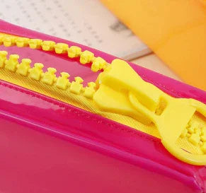 Gros plan sur la fermeture éclair jaune d’une trousse rose – détail de finition colorée