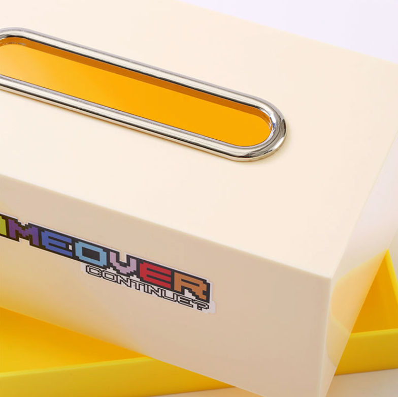 zoom sur le dessus de la boite à mouchoir style memphis couleur blanc cassé